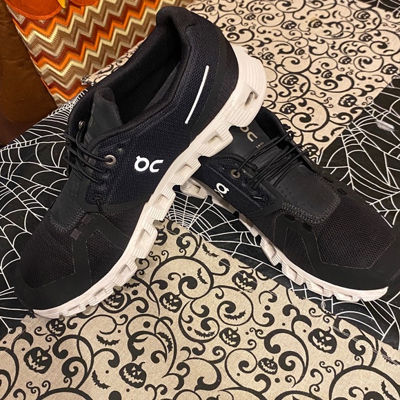 On Cloud size men 9 Running Black and White Athletic Shoes - Picture 2 of 9